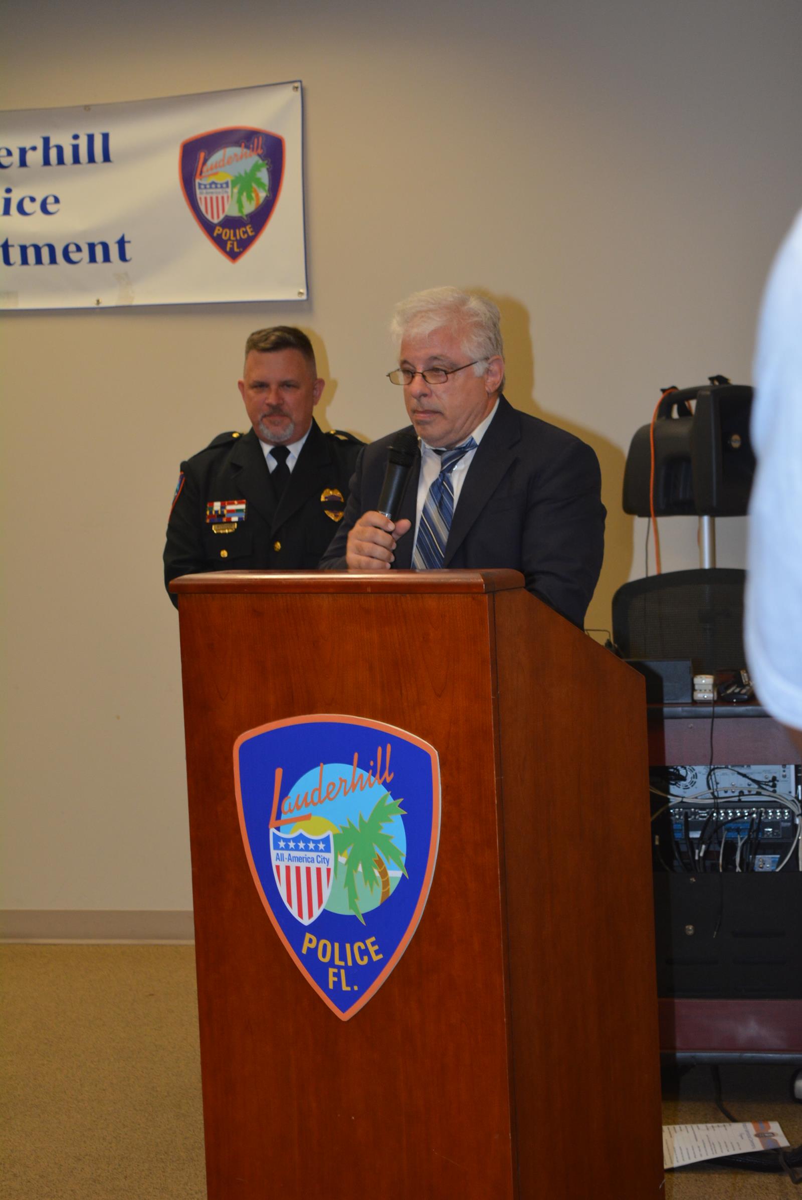 Vice Mayor Berger speaks with Major Gordon in the background